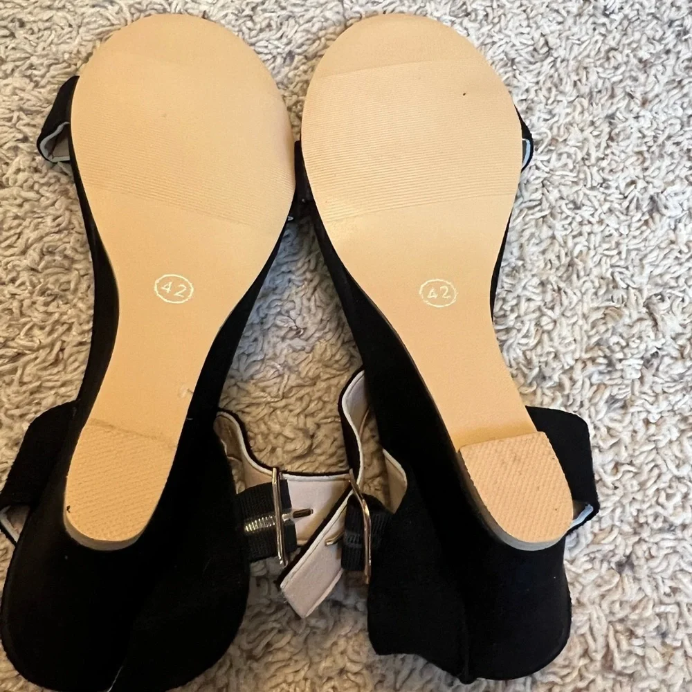 Brand new pair of black strap sandals - Picture 4 of 4